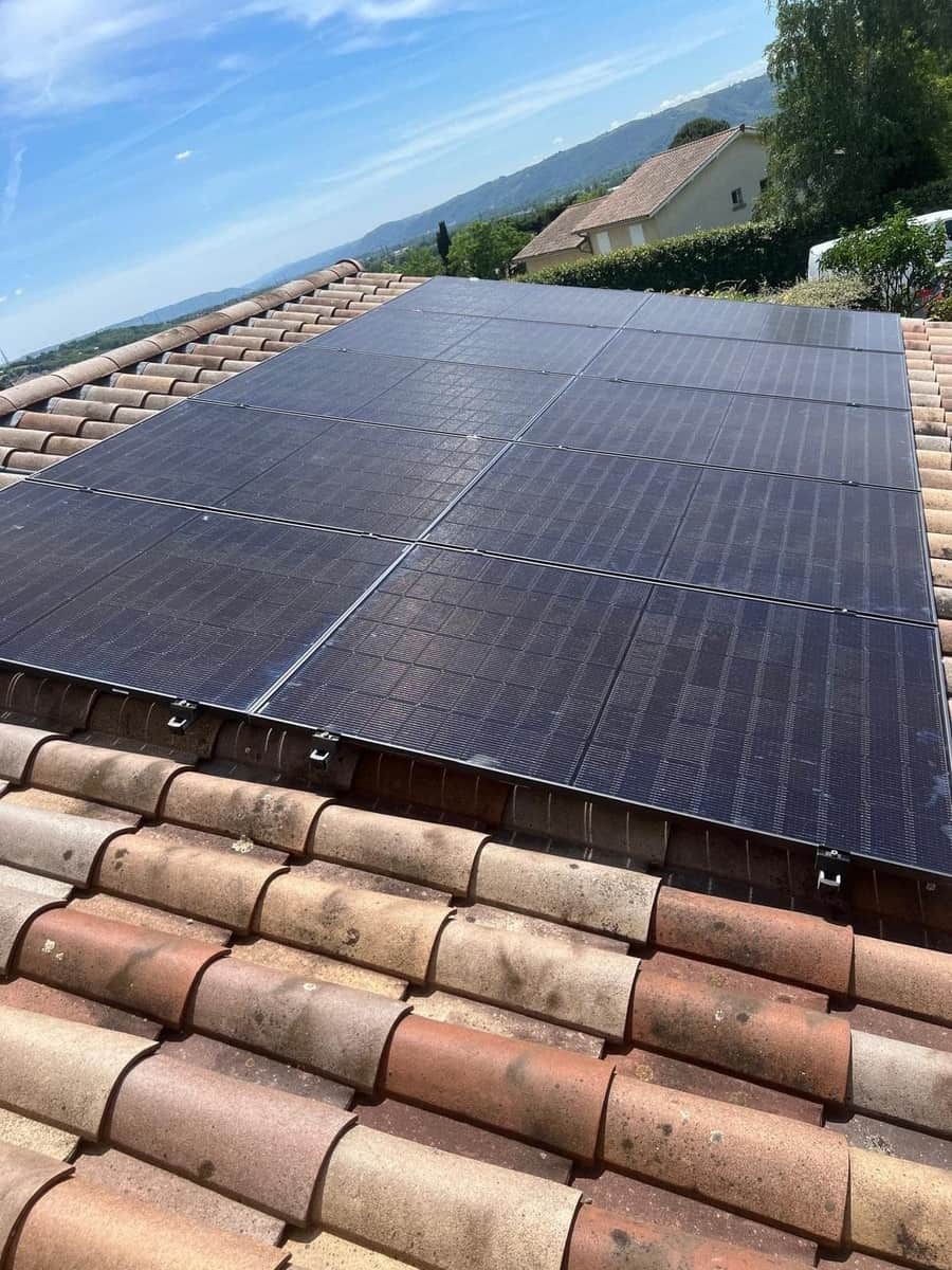 Panneaux photovoltaïques sur toiture avec vue sur les montagnes, par FPC Habitat