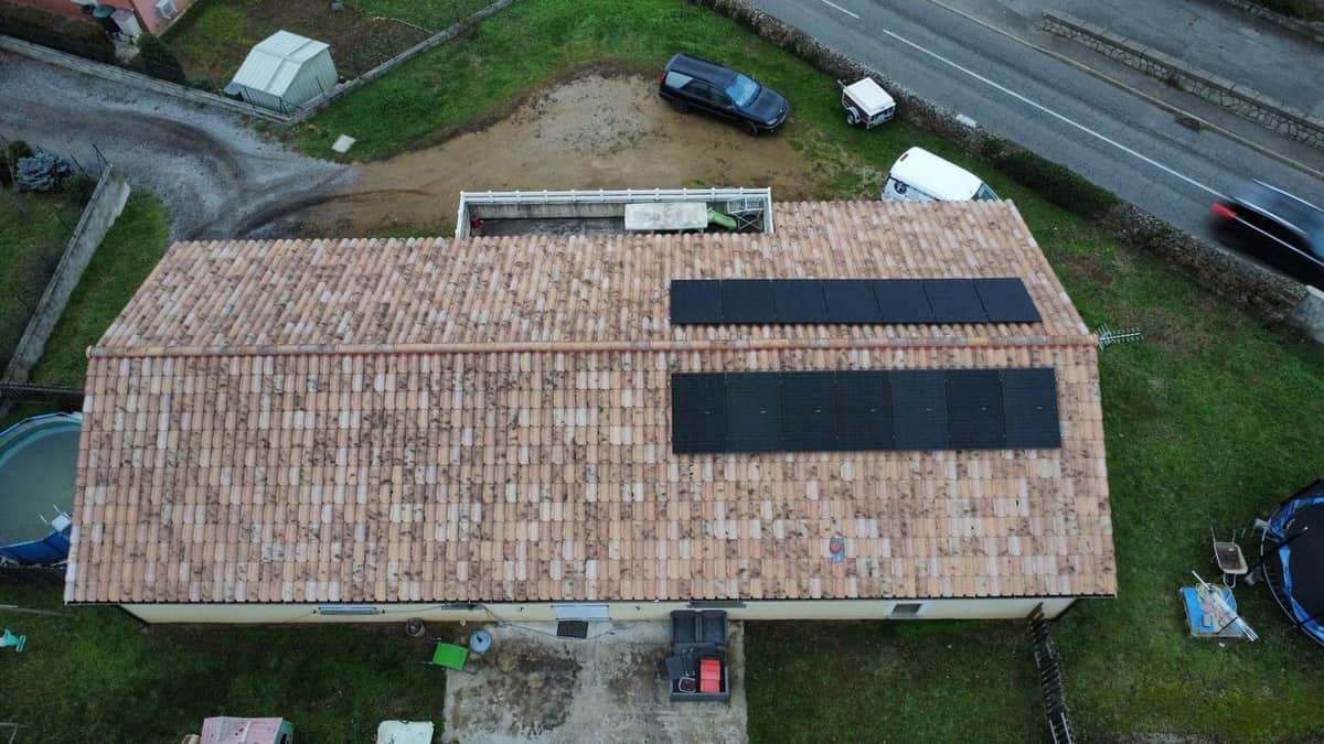 Installation photovoltaïque vue aérienne par drone, par FPC Habitat