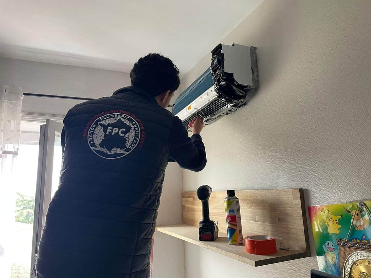 Installation d'un climatiseur mural par un technicien FPC Habitat