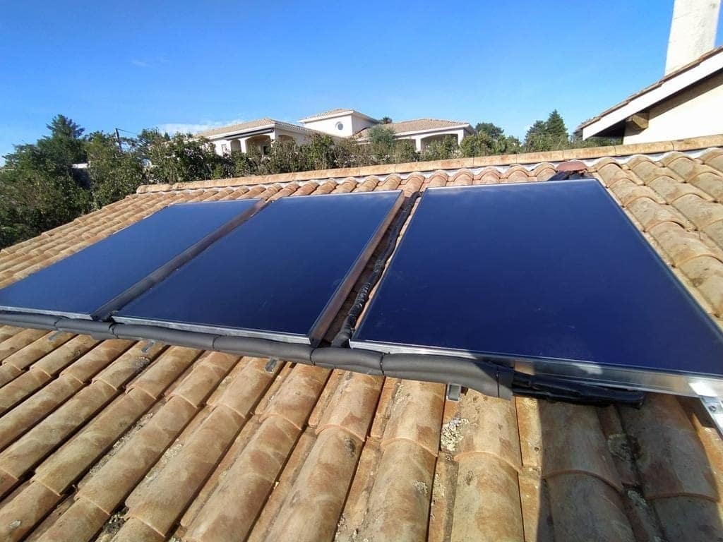 Système solaire combiné, trois capteurs sur toiture, par FPC Habitat