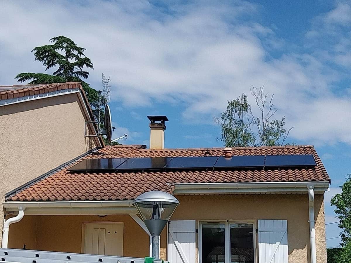 Panneaux photovoltaïques installés sur une maison par FPC Habitat