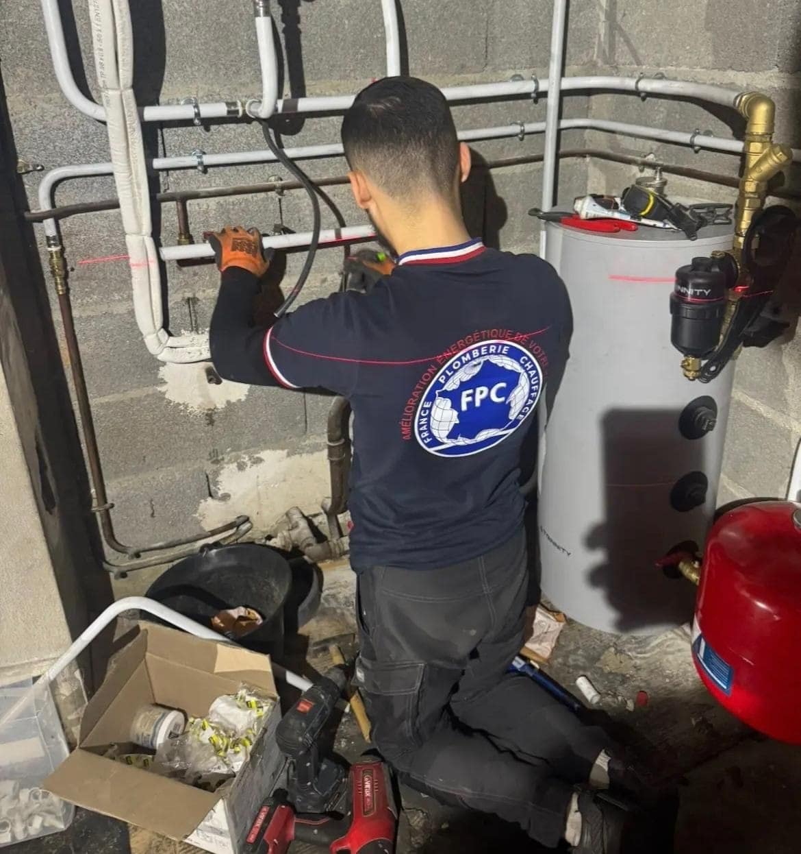Technicien FPC Habitat en intervention sur un ballon de pompe à chaleur