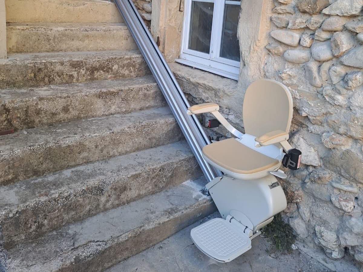 Exemple de monte-escalier extérieur sur un escalier en pierre