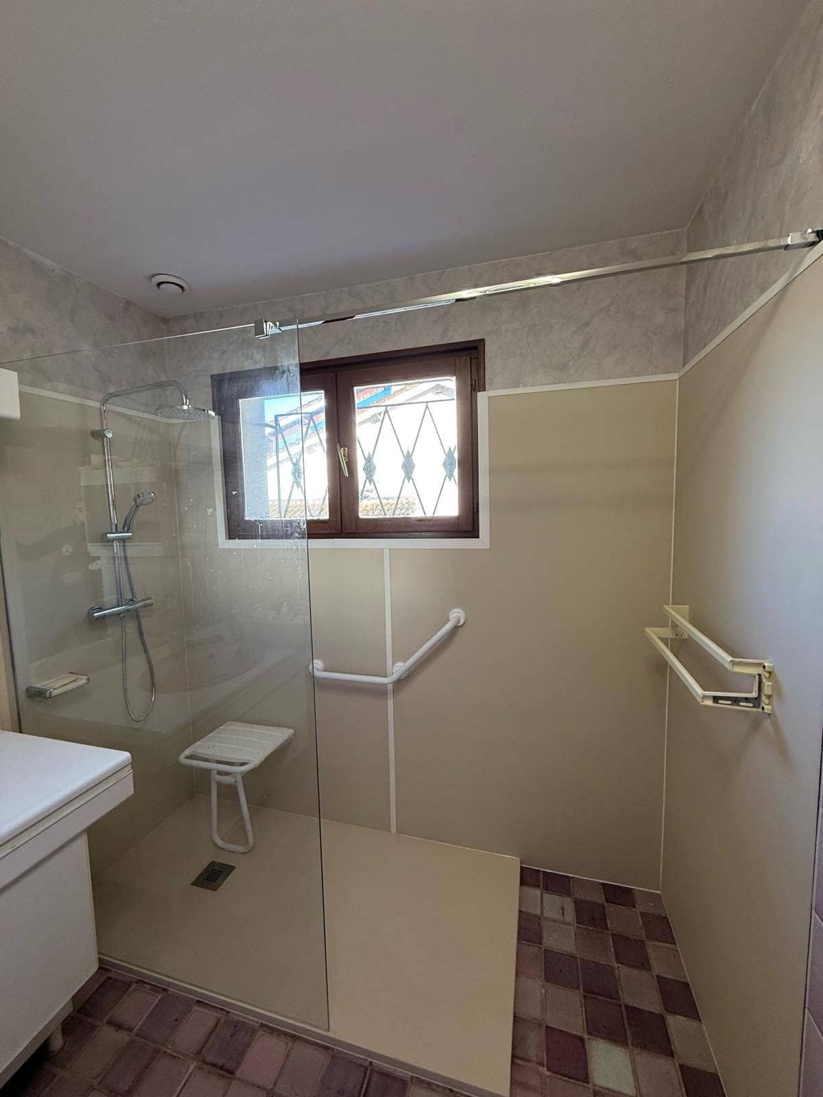 Salle de bains adaptée PMR (douche à l'italienne, barre d'appui) réalisée par FPC Habitat