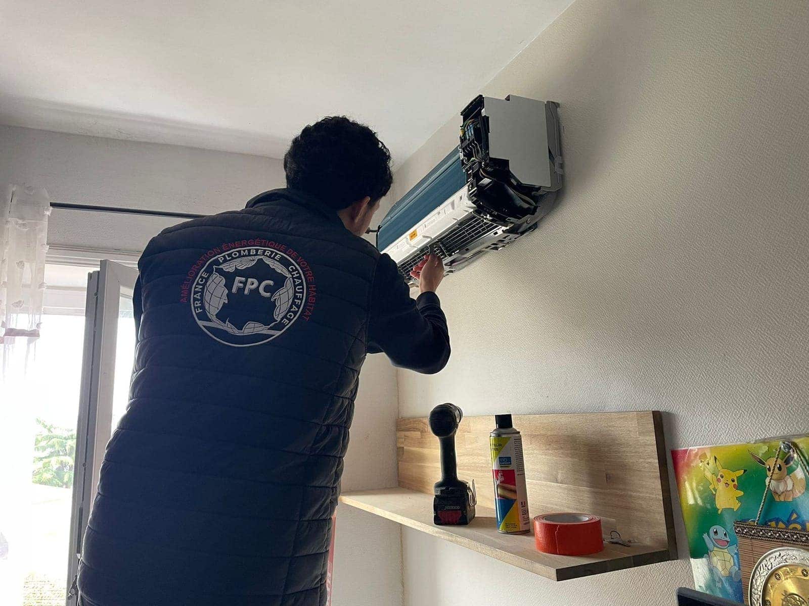 Technicien FPC Habitat en entretien d'une pompe à chaleur